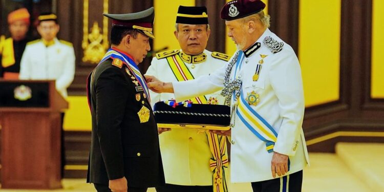 Kapolri Terima Gelar Panglima Gagah Pasukan Polis dari Kerajaan Malaysia 