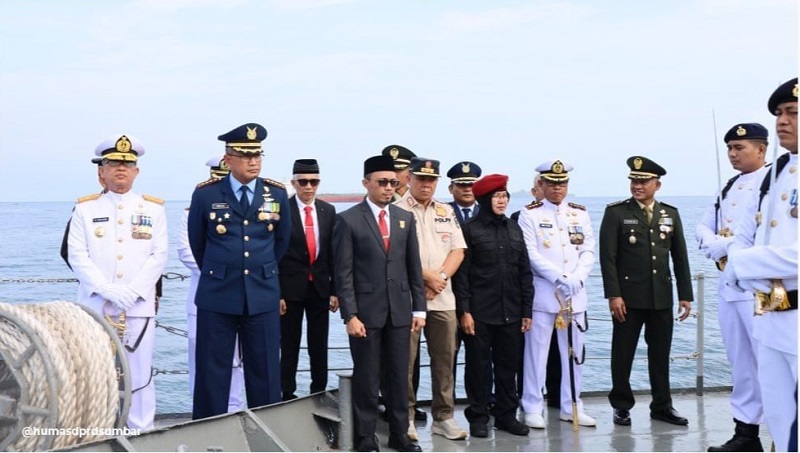 Ketua Sementara DPRD Sumbar, Irsyad Syafar foto bersama dengan Danlantamal II Teluk Bayur Padang, Laksamana Pertama TNI Sarimpunan Tanjung dan Forkopimda lainnya, usai kegiatan tabur bunga di KRI Kala Hitam 828, Kamis. (Foto: Ist)