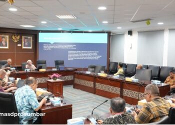 Tim Ahli DPRD Sumbar, Prof Weri Darta Taifur memberikan arahan pada rapat rutin yang menghadirkan Dosen PDSK FISIP Unand, Dr Indah Adi Putri di ruang khusus I, Rabu. (Foto: Ist)