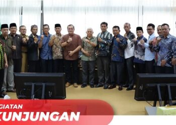 Anggota DPRD Sumatera Barat, Nurfirmanwansyah foto bersama dengan anggota DPRD Agam di ruang khusus I usai konsultasi tentang Peraturan Kode Etik, Selasa. (Foto: Ist)