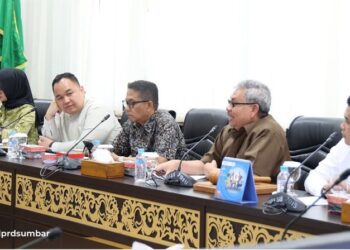 Ketua DPRD Sumbar, Muhidi didampingi para wakil ketua dan Plt Sekwan, pimpin rapat Konsultasi Pimpinan bersama Ketua AKD dan Ketua-Ketua Fraksi di Ruang Khusus I. (Foto: Ist)