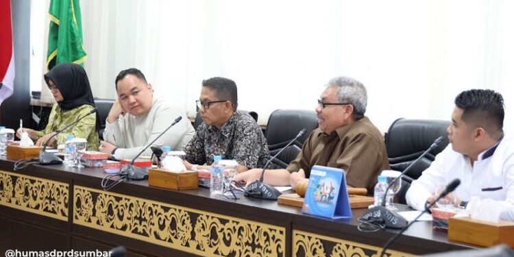 Ketua DPRD Sumbar, Muhidi didampingi para wakil ketua dan Plt Sekwan, pimpin rapat Konsultasi Pimpinan bersama Ketua AKD dan Ketua-Ketua Fraksi di Ruang Khusus I. (Foto: Ist)