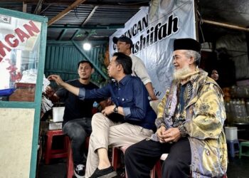 Calon Wako Bukittinggi Erman Safar saat menemui warga di Tarok Dipo sambil menikmati gorengan (Foto: Ist)