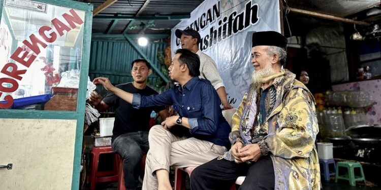 Calon Wako Bukittinggi Erman Safar saat menemui warga di Tarok Dipo sambil menikmati gorengan (Foto: Ist)
