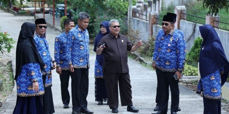 Ketua DPRD saat meninjau kampus SMAN 2 Sumbar bersama Kepala Dinas Pendidikan (Foto: Ist)