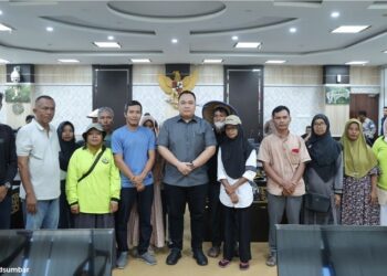 Waka DPRD Sumbar Nanda Satria saat menerima aspirasi warga Nagari Kapa di Kabupaten Pasaman Barat, di ruang Khusus I (Foto: Ist)