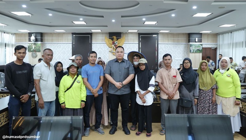 Waka DPRD Sumbar Nanda Satria saat menerima aspirasi warga Nagari Kapa di Kabupaten Pasaman Barat, di ruang Khusus I (Foto: Ist)