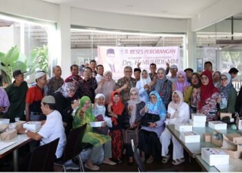 Ketua DPRD Sumbar, Muhidi, saat bertemu masyarakat Kelurahan Jati Baru dalam agenda reses perseorangan DPRD Sumbar (Foto: Ist)