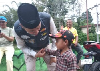 Calon Wako Bukittinggi Erman Safar menyapa anak kecil saat melaksanakan kampanye (Foto: Ist)
