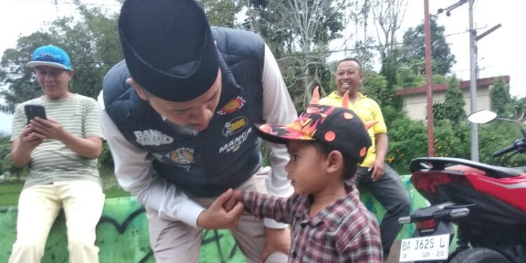 Calon Wako Bukittinggi Erman Safar menyapa anak kecil saat melaksanakan kampanye (Foto: Ist)