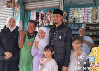 Wali Kota Erman Safar saat blusukan dan bertemu dengan warga pendukungnya (Foto: Ist)