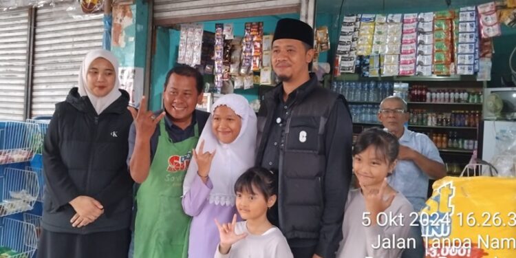 Wali Kota Erman Safar saat blusukan dan bertemu dengan warga pendukungnya (Foto: Ist)