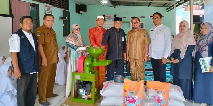 Dukung Program Santripreneur, Baznas Dharmasraya Tabur Benih Ikan Lele