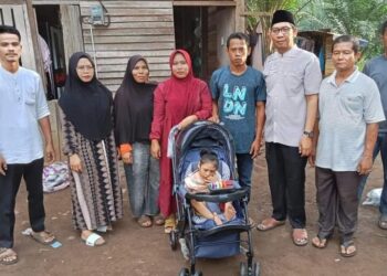 Baznas Dharmasraya Serahkan Bantuan Stroller untuk Penyandang Disabilitas