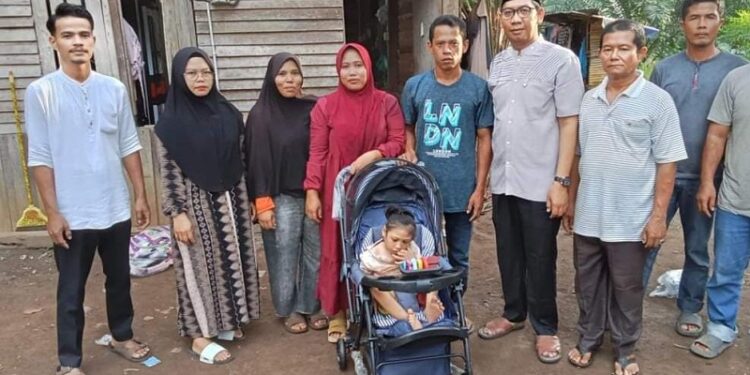 Baznas Dharmasraya Serahkan Bantuan Stroller untuk Penyandang Disabilitas