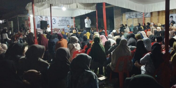 Erman Safar dalam kegiatan sosialisasi visi misi di hadapan ratusan masyarakat di Tabek Gadang, Kelurahan Aur Kuning, Senin (21/10/2024).