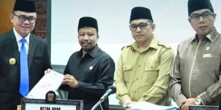 Pjs Wako Bukittinggi Antar Raperda APBD Tahun Anggaran 2025