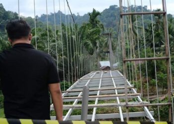 Sutan Riska Tinjau Rehab Rekonstruksi Jembatan Gantung Batang Sililik