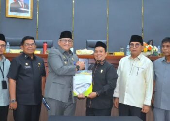 Pjs Wali Kota Padang dan Anggota DPRD Padang berfoto bersama usai sepakati APBD 2025 (Foto: Prokopim Padang)