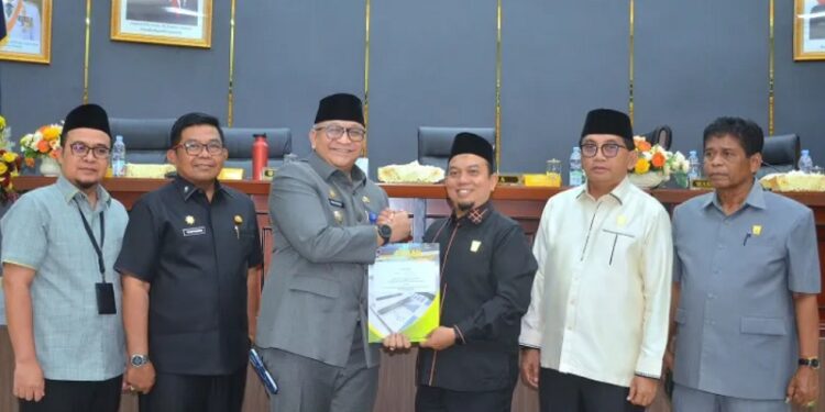 Pjs Wali Kota Padang dan Anggota DPRD Padang berfoto bersama usai sepakati APBD 2025 (Foto: Prokopim Padang)