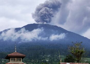 Kolom Abu Marapi Capai 800 Meter, Dilarang Beraktivitas di Radius 4,5Km