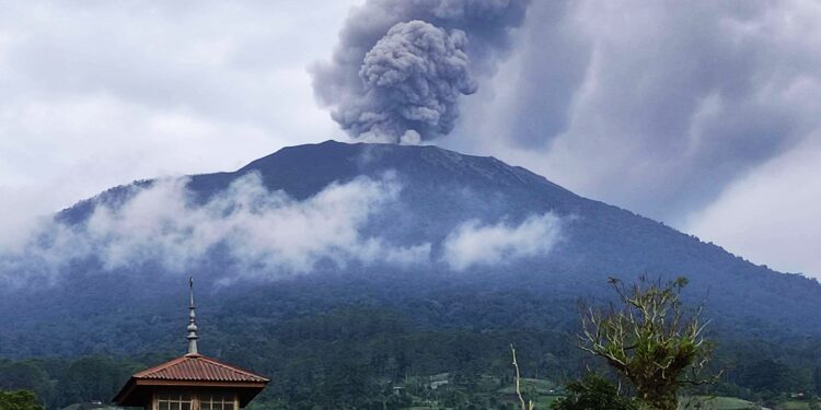 Kolom Abu Marapi Capai 800 Meter, Dilarang Beraktivitas di Radius 4,5Km
