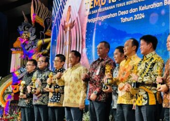 Gubernur Sumbar Terima Penghargaan Upakarya Wanua Nugraha dari Menteri Dalam Negeri di Bali