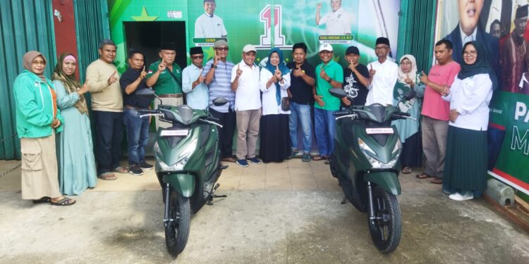 Foto bersama setelah pemberoan hadiah sepeda motor kepada caleg perempuan PKB Kota Payakumbuh. [foto : ist]