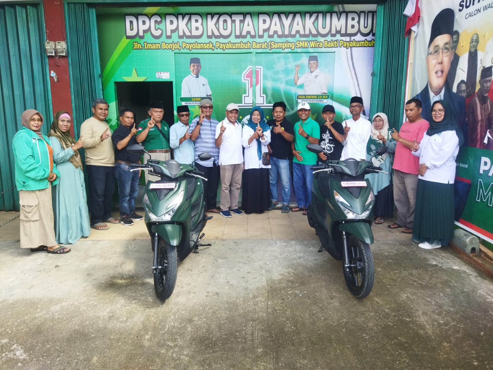 Foto bersama setelah pemberoan hadiah sepeda motor kepada caleg perempuan PKB Kota Payakumbuh. [foto : ist]