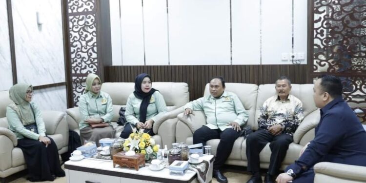 Bahas Isu Perlindungan Konsumen, Wakil Ketua DPRD Sumbar Terima Audensi BPSK Padang
