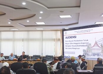 Uang Pensiun Tak Kunjung Dibayar, Puluhan Eks TKBM Teluk Bayur Mengadu ke DPRD