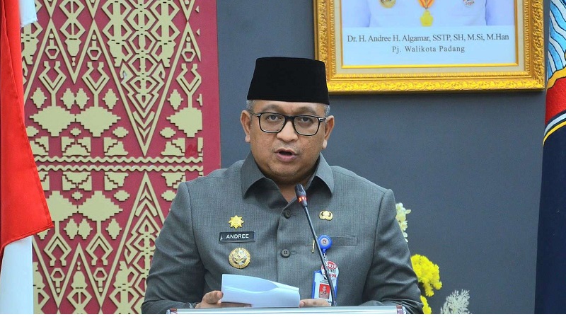 Pj Wali Kota Padang Andree Algamar saat Rapat Paripurna DPRD tentang Penyampaian Pendapat Akhir Fraksi-Fraksi terkait Rancangan APBD TA 2025, di Ruang Sidang Utama Kantor DPRD setempat, Jumat (22/11/2024). (Foto: Prokopim Padang).