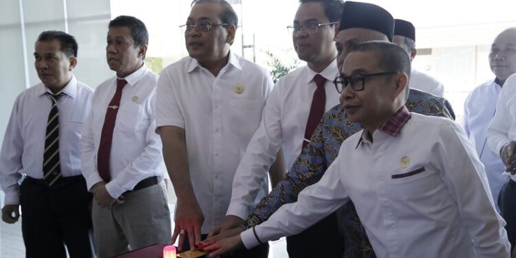 Ketua KI Pusat, KI Sumbar, Rektor UNP, Krismadinata saat resmikan sekolah keterbukaan informasi (Foto: Ist)
