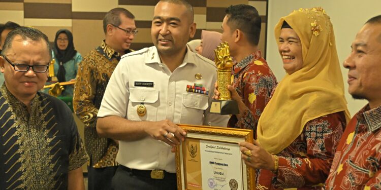 Plt. Gubernur Sumbar, Audi Joinaldi saat menerima penghargaan Siddhakarya. [foto : ist]