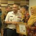 Plt. Gubernur Sumbar, Audi Joinaldi saat menerima penghargaan Siddhakarya. [foto : ist]