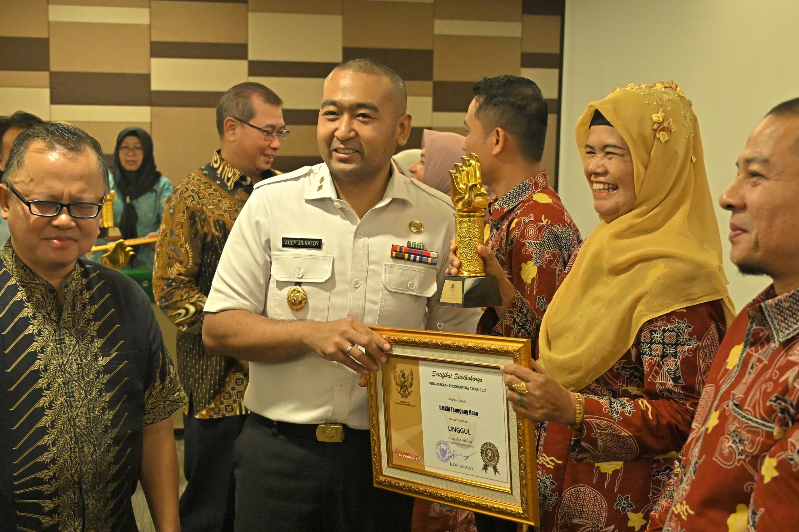 Plt. Gubernur Sumbar, Audi Joinaldi saat menerima penghargaan Siddhakarya. [foto : ist]