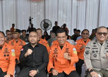 Foto bersama Audy Joinaldy dengan Basarnas Padang saat kegiatan Latgab Kesiapsiagaan Menghadapi Potensi Megathrust di Sumatera Barat. [foto : ist]