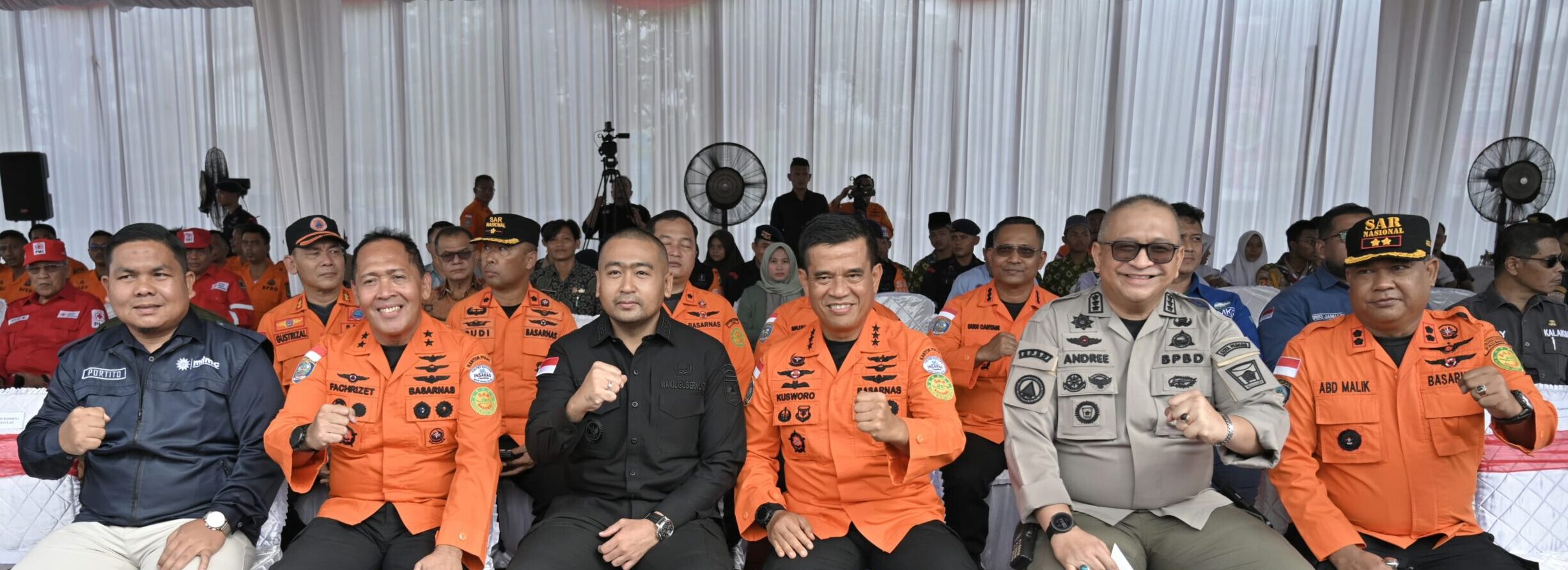 Foto bersama Audy Joinaldy dengan Basarnas Padang saat kegiatan Latgab Kesiapsiagaan Menghadapi Potensi Megathrust di Sumatera Barat. [foto : ist]