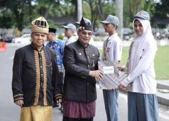 Plh Sekda Sumbar, Erinaldi saat mengukuhkan 70 pelajar tingkat SMA/SMK sebagai Duta Ketentraman dan Ketertiban Umum (Trantibum) Sumbar 2024. [foto : ist]