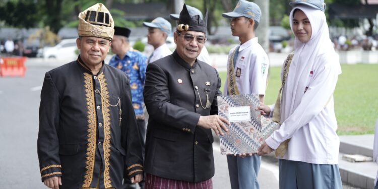 Plh Sekda Sumbar, Erinaldi saat mengukuhkan 70 pelajar tingkat SMA/SMK sebagai Duta Ketentraman dan Ketertiban Umum (Trantibum) Sumbar 2024. [foto : ist]