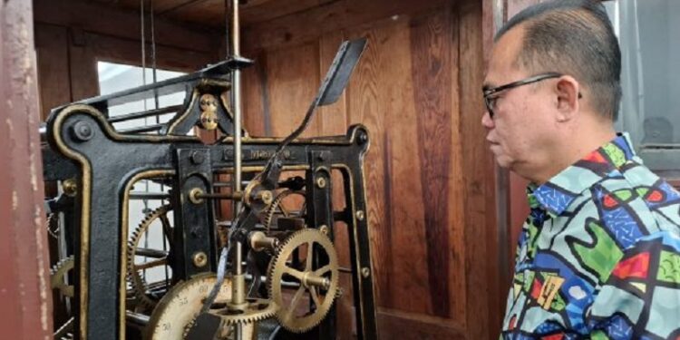 Kala Pjs Wako Bukittinggi Masuk dan Naik ke Dalam Jam Gadang