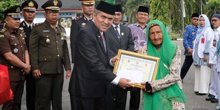 Sekda Dharmasraya Pimpin Upacara Peringatan Hari Pahlawan dan Hari Kesehatan Nasional