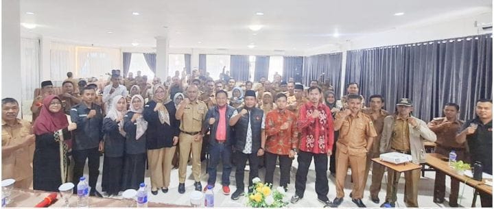 Foto bersama sosialisasi Netralitas Wali Nagari dan Perangkat Nagari Pada PemilihanGubernur dan Wakil Gubernur Sumatera Barat serta Bupati dan Wakil Bupati Solok
Tahun 2024. Senin, (18/11/2024) [foto : ist]