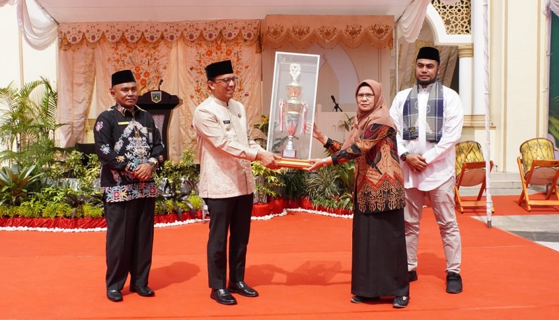 Wali Kota Padang Panjang saat menyerahkan Piala Musabaqah Tilawatil Qur’an (MTQ) XLI-2024 Tingkat Kota (Foto: Ist)