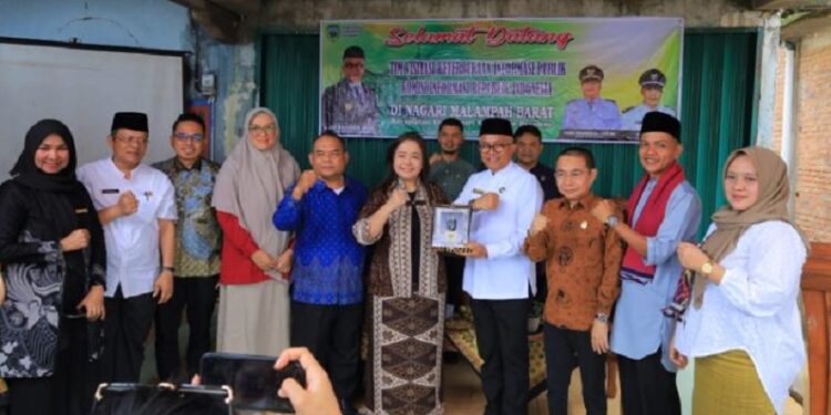 Kunjungan Komisioner KIP, Rospita Vici Paulyn, bersama sejumlah tokoh nasional dan daerah, termasuk Giyatno dari Kemenkopolhukam, Ketua KI Sumbar Musfi Yendra, Wakil Ketua KI Sumbar Tanti Endang Lestari, serta koordinator Apresiasi Monev Desa Mona Sisca ke Nagari Malampah (Foto: Ist)