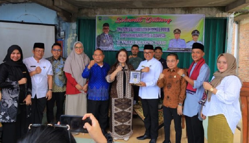 Kunjungan Komisioner KIP, Rospita Vici Paulyn, bersama sejumlah tokoh nasional dan daerah, termasuk Giyatno dari Kemenkopolhukam, Ketua KI Sumbar Musfi Yendra, Wakil Ketua KI Sumbar Tanti Endang Lestari, serta koordinator Apresiasi Monev Desa Mona Sisca ke Nagari Malampah (Foto: Ist)