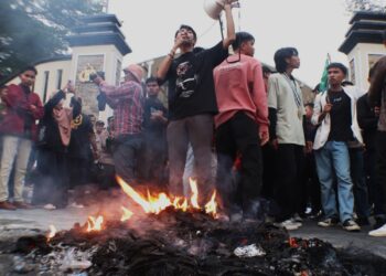 Puluhan Massa Demo Polda Sumbar Usut Tuntas Tambang Ilegal