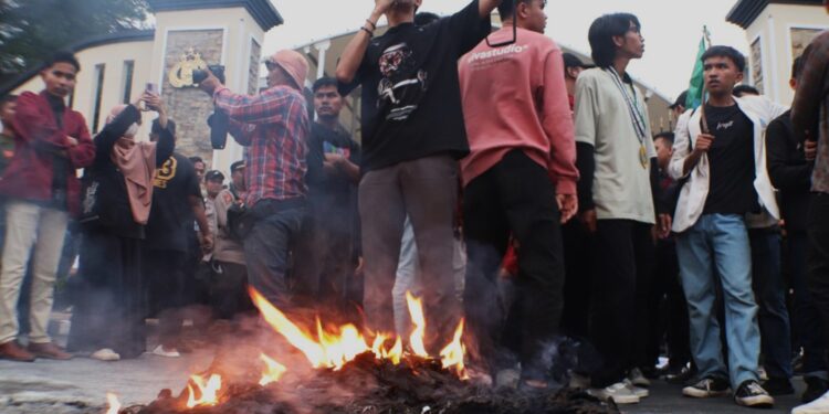 Puluhan Massa Demo Polda Sumbar Usut Tuntas Tambang Ilegal