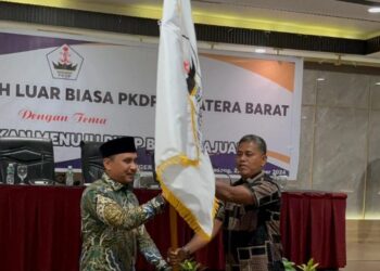 Penyerahan pataka kepada Ketua DPW PKDP terpilih, Firdaus oleh Wakil Ktua OKK DPP PKDP, Agus Rizal. Minggu, (22/12/2024) [foto : sci]