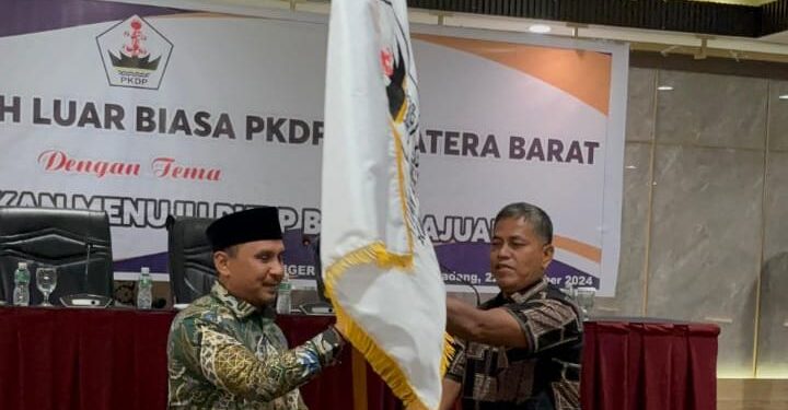Penyerahan pataka kepada Ketua DPW PKDP terpilih, Firdaus oleh Wakil Ktua OKK DPP PKDP, Agus Rizal. Minggu, (22/12/2024) [foto : sci]
